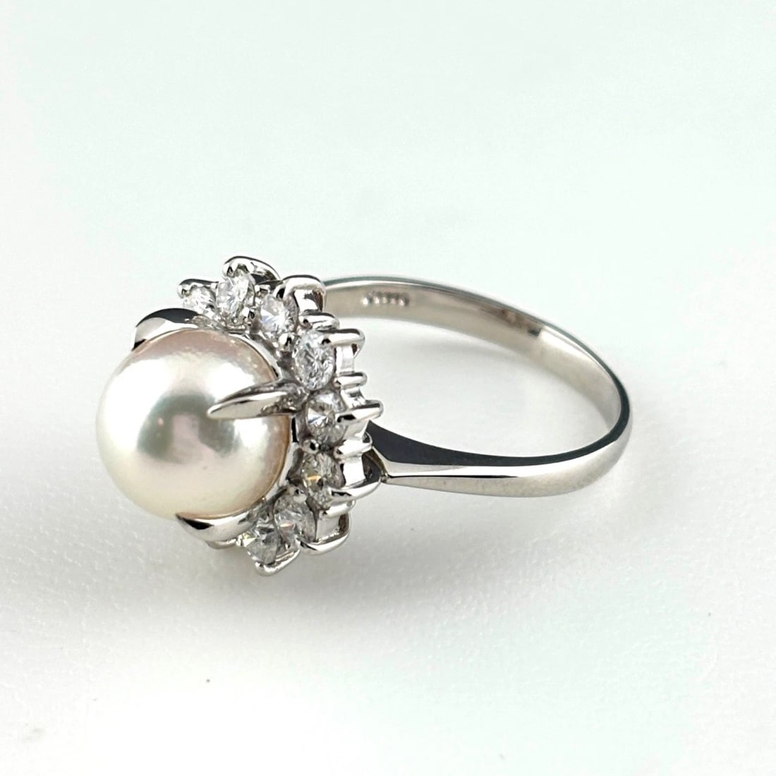 PEARL DESIGN RING PLATINUM MELEE DIAMOND PEARL RING PT900: Pearl Design Ring Platinum Melee Diamond Pearl Ring Pt900 Brand: Unbranded Type/Style: Ring Material: Pt900, Main Stone Pearl /Secondary Stone:Natural Color: None Size: US7.5 to 8 Accessories: Non