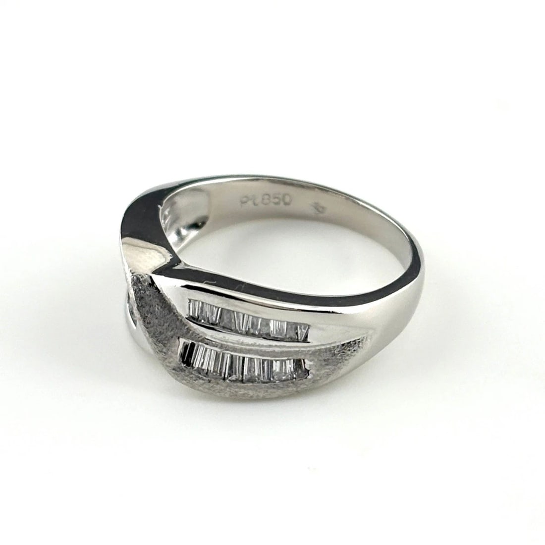 MELEE DIAMOND DESIGN RING PLATINUM RING PT850: Melee Diamond Design Ring Platinum Ring Pt850 Brand: Unbranded Type/Style: Ring Material: Pt850, Main Stone Natural Color: None Size: US5.5 Accessories: None Accessories Notice: When purchasing