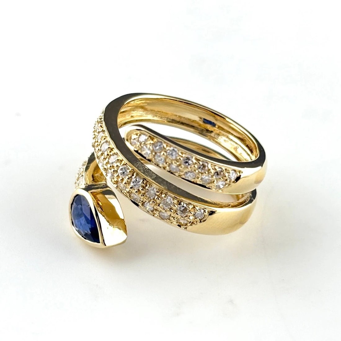 SAPPHIRE DESIGN RING YG MELEE DIAMOND RING 18K: Sapphire Design Ring Yg Melee Diamond Ring 18K Brand: Unbranded Type/Style: Ring Material: 18K YG, Main Stone Sapphire /Secondary Stone:Natural Color: YG Size: US5 to 5.5 Accessories: None