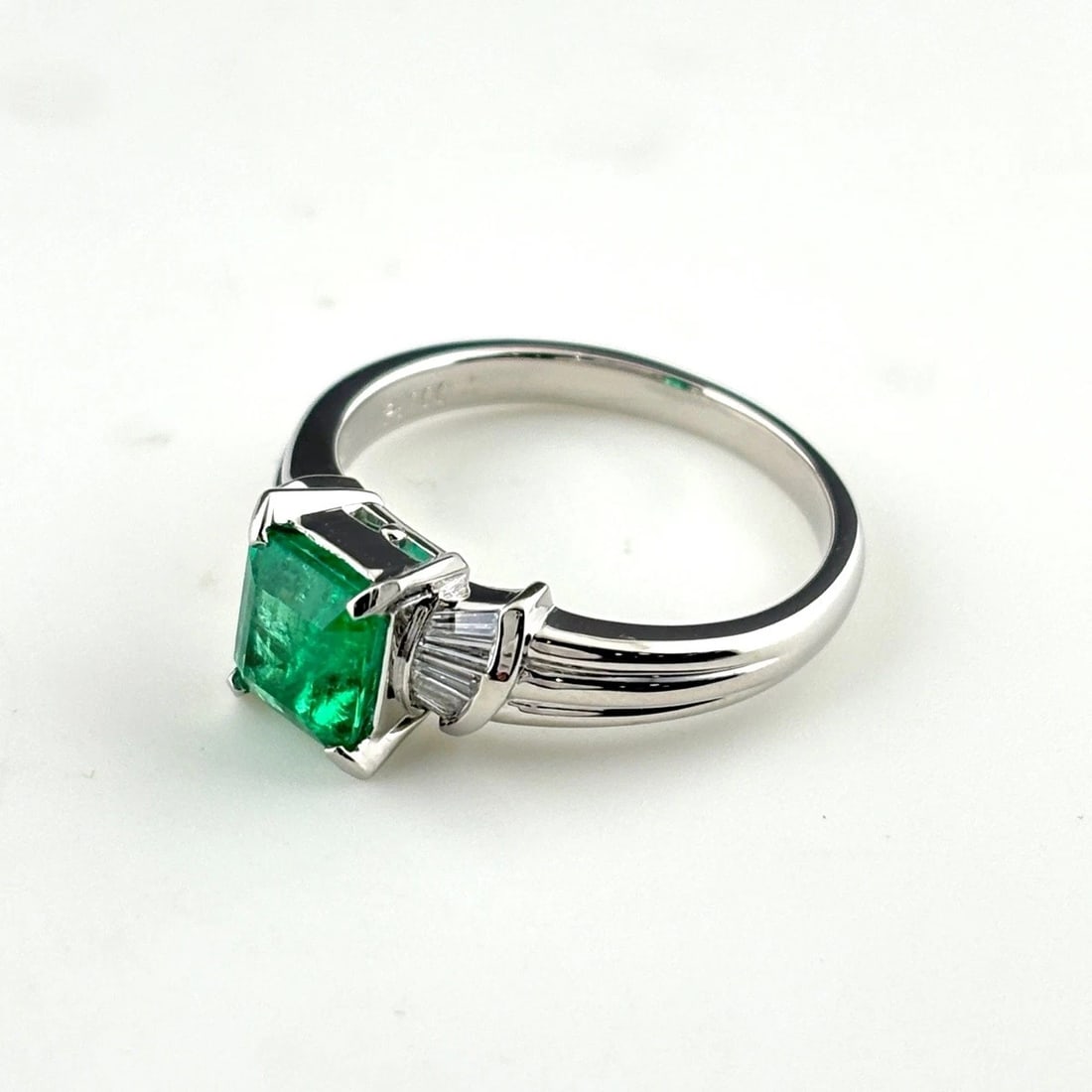 EMERALD DESIGN RING PLATINUM MELEE DIAMOND RING PT900: Emerald Design Ring Platinum Melee Diamond Ring Pt900 Brand: Unbranded Type/Style: Ring Material: Pt900, Main Stone Emerald /Secondary Stone:Natural Color: None Size: US7.5 to 8 Accessories: None