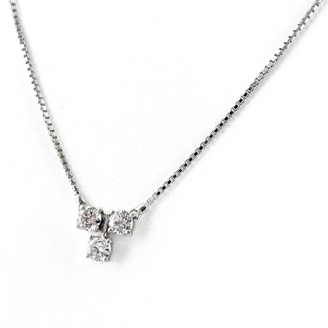 MELEE DIAMOND PLATINUM PENDANT NECKLACE: Melee Diamond Platinum Pendant Necklace Brand: Unbranded Type/Style: Necklace Material: Pt900, Main Stone Natural Color: None Size: 7.0x8.3mm(0.3") Accessories: None Accessories Notice: When