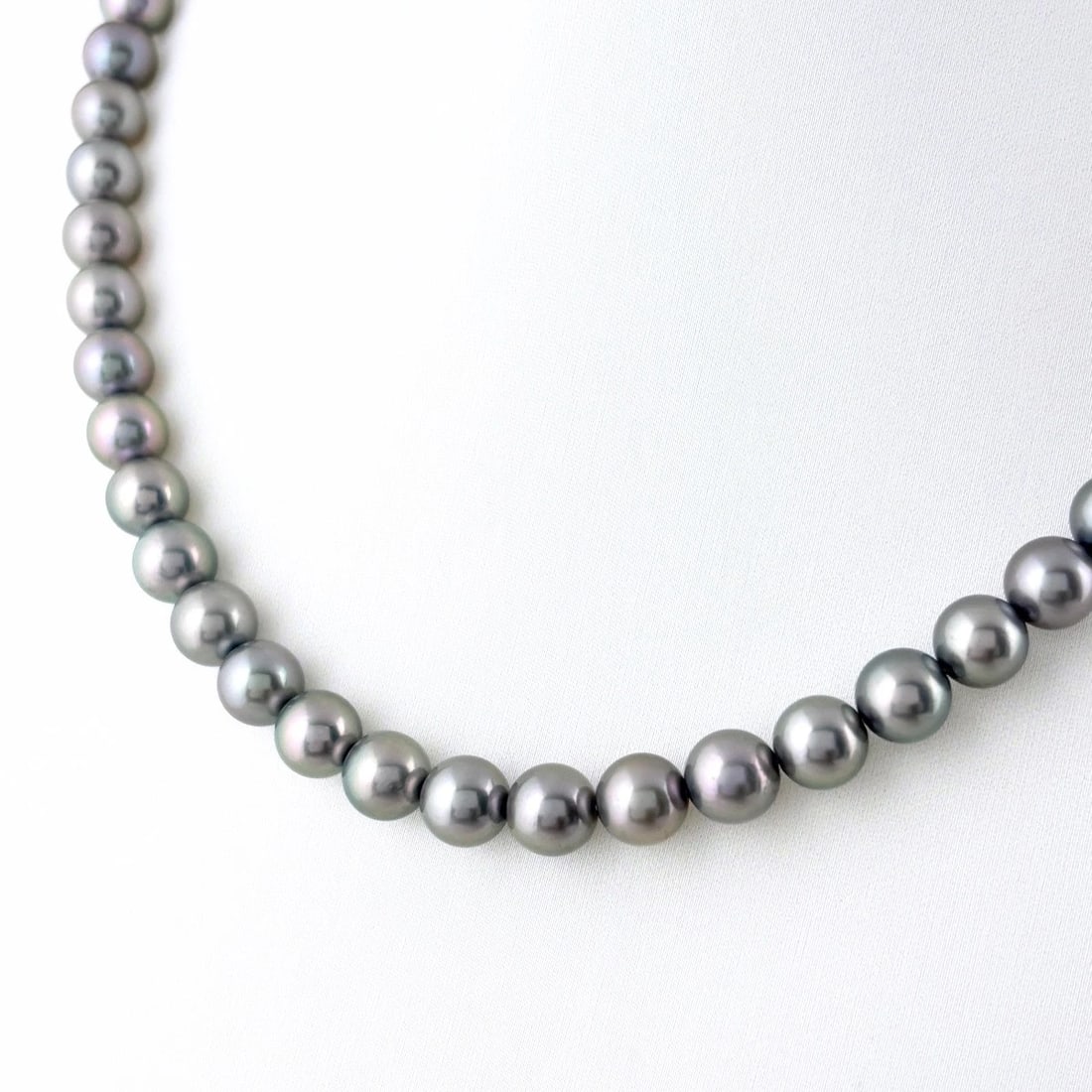 TASAKI PEARL NECKLACE SILVER PEARL: Tasaki Pearl Necklace Silver Pearl Brand: TASAKI Type/Style: Necklace Material: SV, Main Stone Pearl /Secondary Stone:Natural Color: None Size: 42cm(16.5") Accessories: None Accessories Notice: When