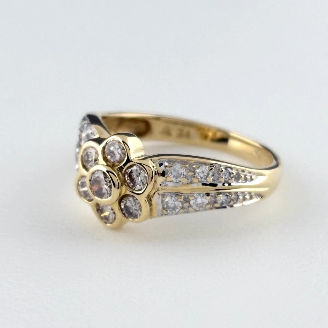 MELEE DIAMOND DESIGN RING YG RING 18K: Melee Diamond Design Ring Yg Ring 18K Brand: Unbranded Type/Style: Ring Material: 18K YG, Main Stone Natural Color: YG Size: US6 Accessories: None Accessories Notice: When purchasing pre-owned goods,