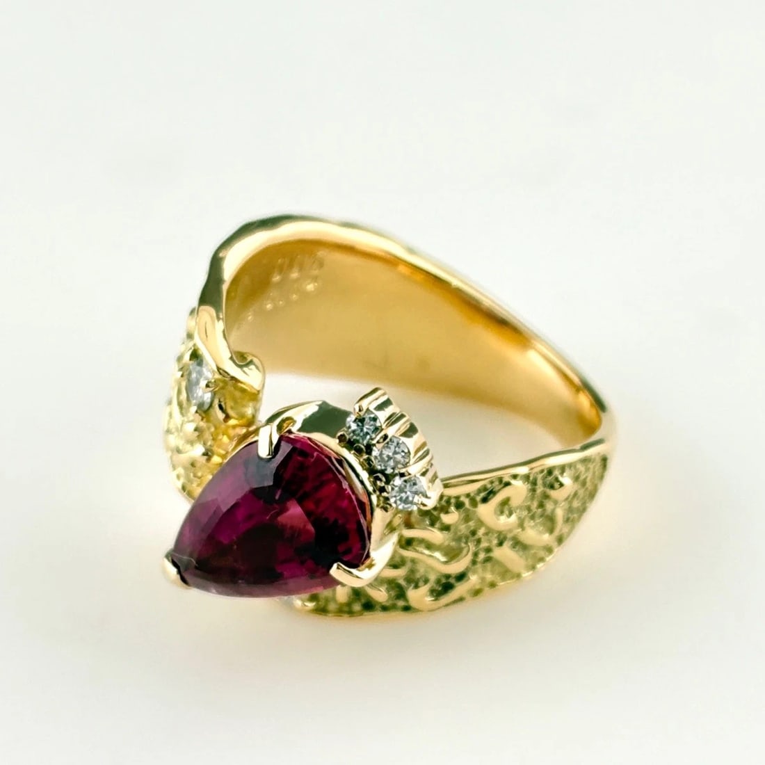 PINK TOURMALINE YG RING WITH MELEE DIAMOND: Pink Tourmaline Yg Ring With Melee Diamond Brand: Unbranded Type/Style: Ring Material: 18K YG, Main Stone Tourmaline /Secondary Stone:Natural Color: YG Size: US6.5 Accessories: None Accessories