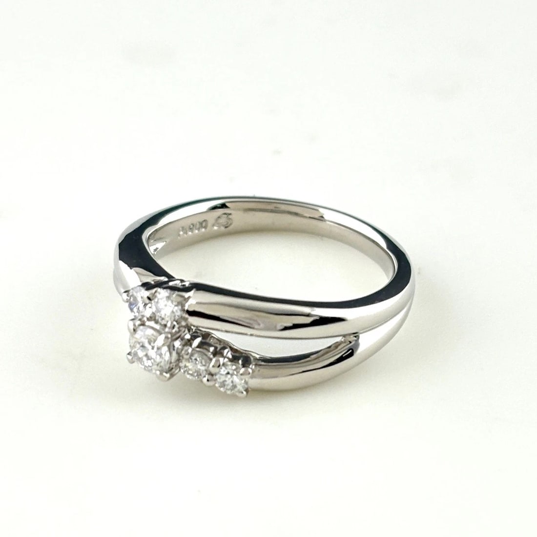 MELEE DIAMOND DESIGN RING PLATINUM RING PT900 DIAMOND: Melee Diamond Design Ring Platinum Ring Pt900 Diamond Brand: Unbranded Type/Style: Ring Material: Pt900, Main Stone Natural Color: None Size: US5.5 to 6 Accessories: None Accessories Notice: When