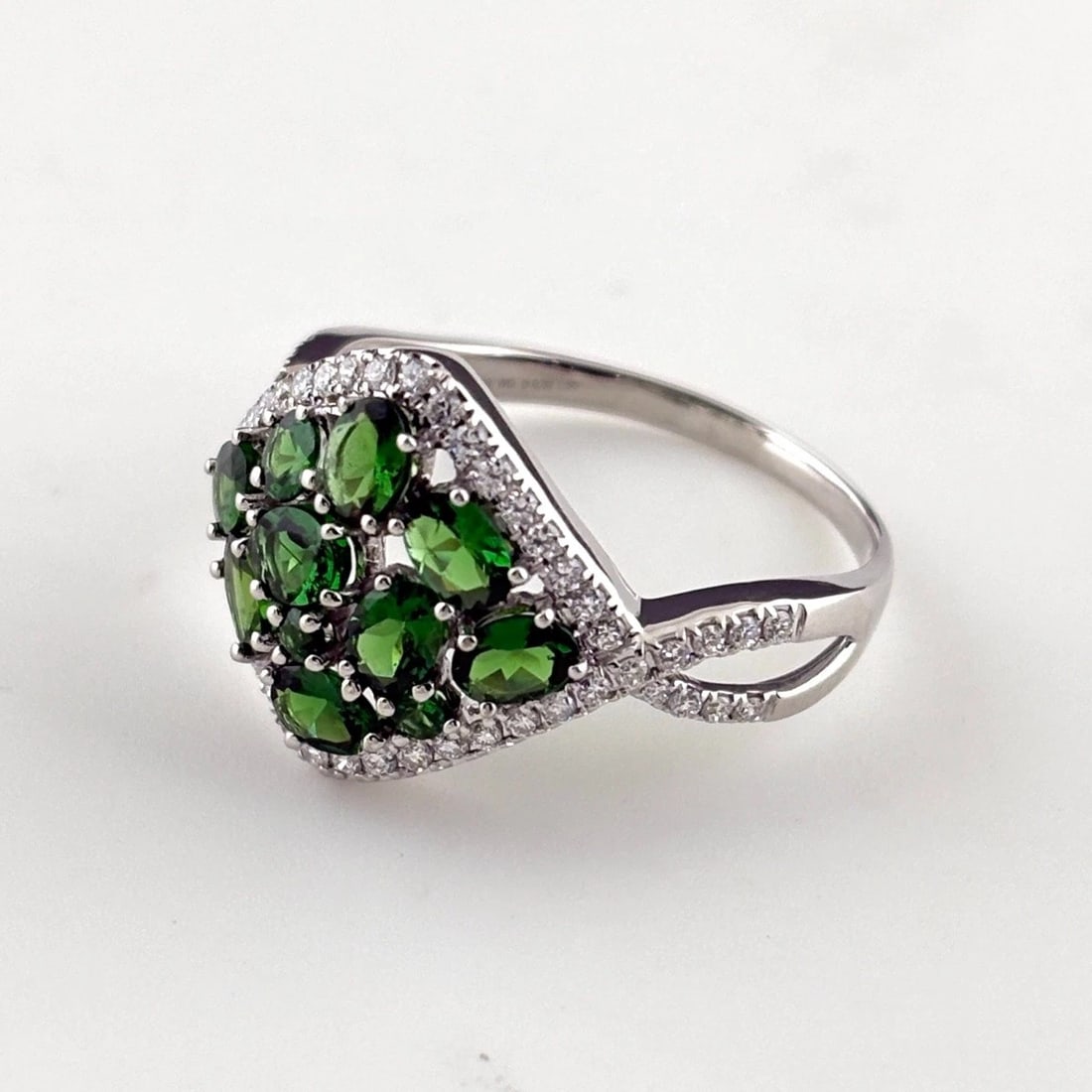 GREEN GROSSULAR GARNET DESIGN RING WG: Green Grossular Garnet Design Ring Wg Brand: Unbranded Type/Style: Ring Material: 18K WG, Main Stone Garnet /Secondary Stone:Natural Color: WG Size: US8.5 to 9 Accessories: None Accessories Notice: