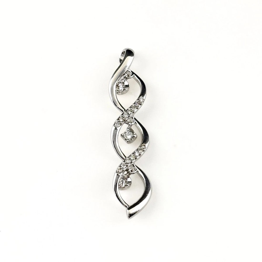 MELEE DIAMOND DESIGN WG PENDANT HEAD 18K: Melee Diamond Design Wg Pendant Head 18K Brand: Unbranded Type/Style: Pendant Head Material: 18K WG, Main Stone Natural Color: WG Size: 38.2x8.4mm(1.5") Accessories: None Accessories Notic