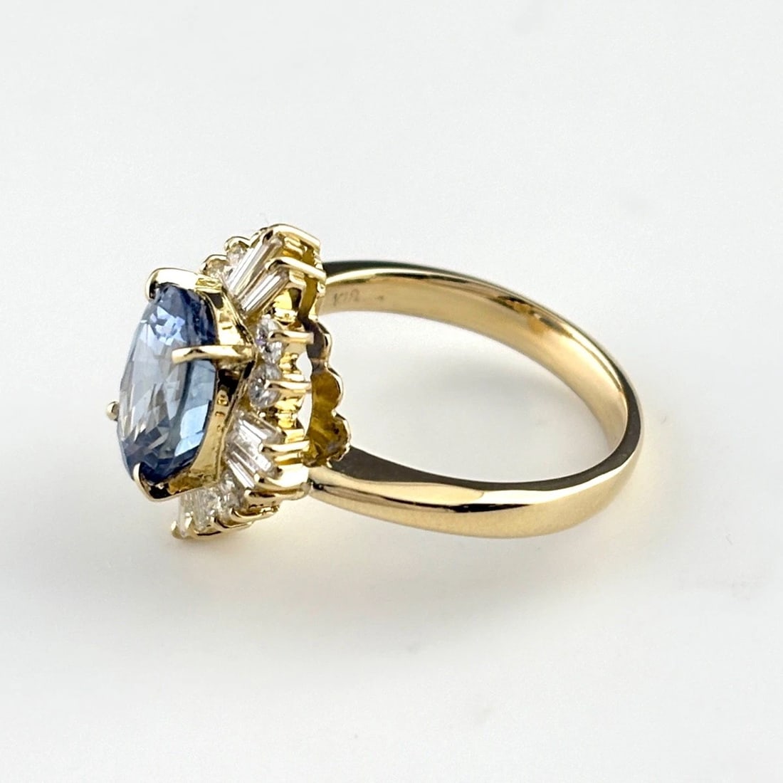 SAPPHIRE DESIGN RING YG MELEE DIAMOND RING: Sapphire Design Ring Yg Melee Diamond Ring Brand: Unbranded Type/Style: Ring Material: 18K YG, Main Stone Sapphire /Secondary Stone:Natural Color: YG Size: US5 Accessories: None Accessorie