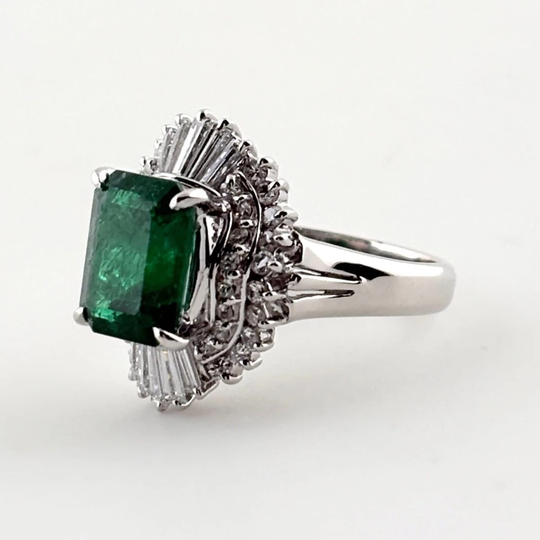 EMERALD DESIGN RING PLATINUM MELEE DIAMOND RING PT900: Emerald Design Ring Platinum Melee Diamond Ring Pt900 Brand: Unbranded Type/Style: Ring Material: Pt900, Main Stone Emerald /Secondary Stone:Natural Color: None Size: US6.5 to 7 Accessories: None