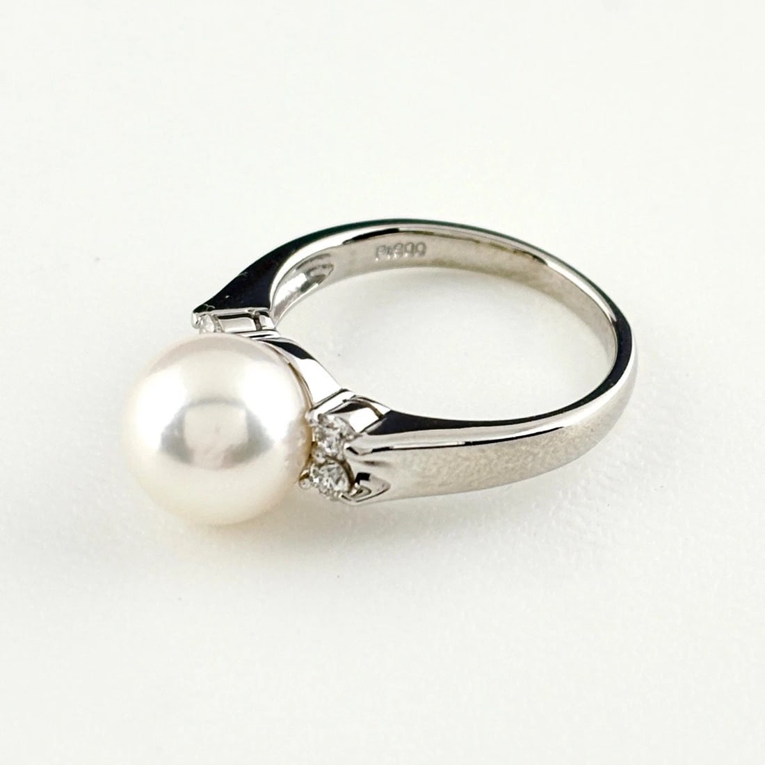 PEARL DESIGN RING PLATINUM MELEE DIAMOND PEARL RING PT900: Pearl Design Ring Platinum Melee Diamond Pearl Ring Pt900 Brand: Unbranded Type/Style: Ring Material: Pt900, Main Stone Pearl /Secondary Stone:Natural Color: None Size: US6 Accessories: None <