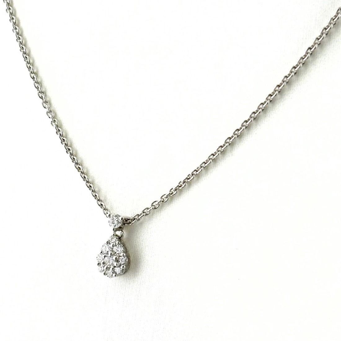 PONTE VECCHIO MELEE DIAMOND PENDANT NECKLACE 18K: Ponte Vecchio Melee Diamond Pendant Necklace 18K Brand: Ponte Vecchio Type/Style: Necklace Material: 18K, Main Stone Natural Color: None Size: 10.4x5.0mm(0.4") Accessories: None Accessorie