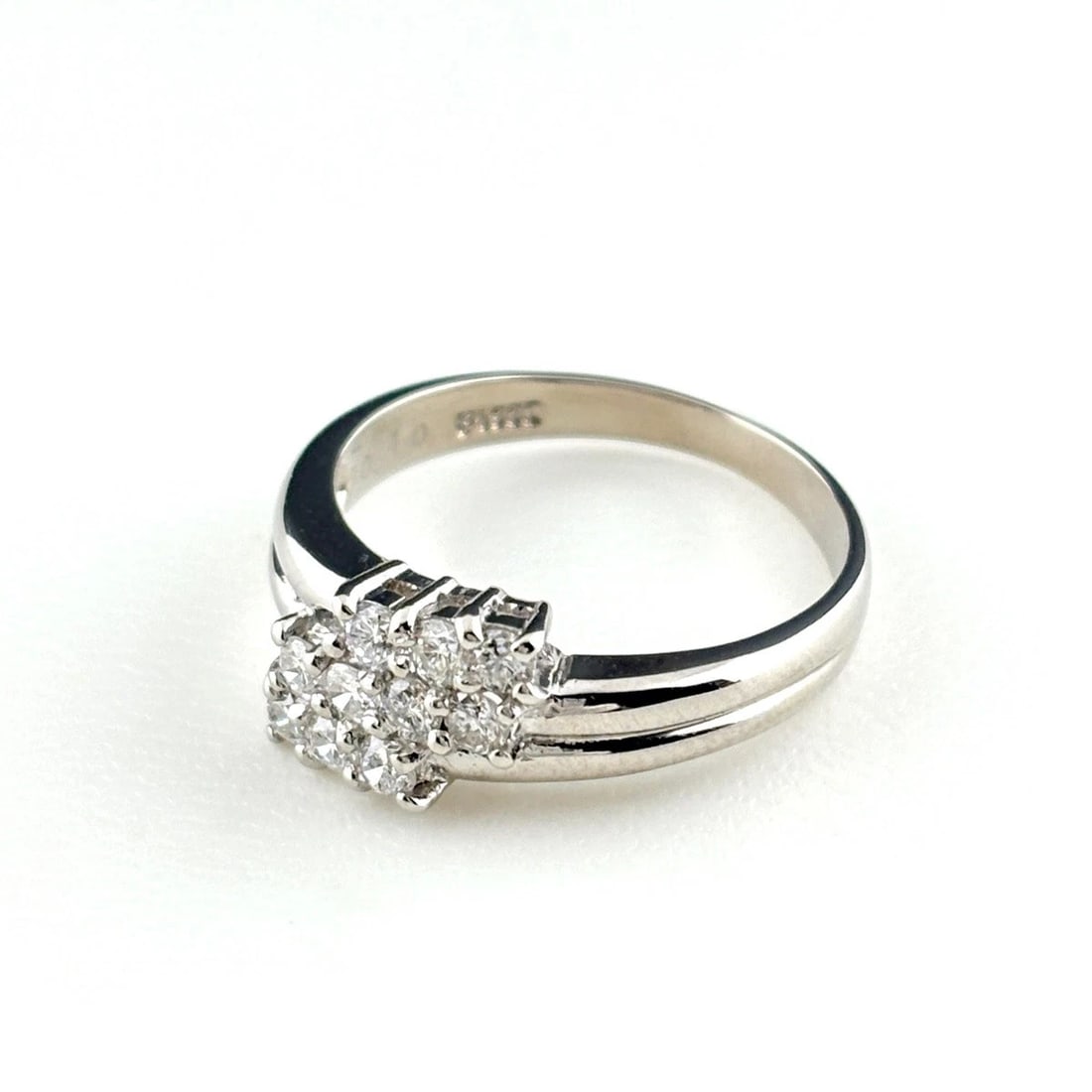 MELEE DIAMOND DESIGN RING PLATINUM RING PT900 DIAMOND: Melee Diamond Design Ring Platinum Ring Pt900 Diamond Brand: Unbranded Type/Style: Ring Material: Pt900, Main Stone Natural Color: None Size: US6.5 to 7 Accessories: None Accessories Notice: When