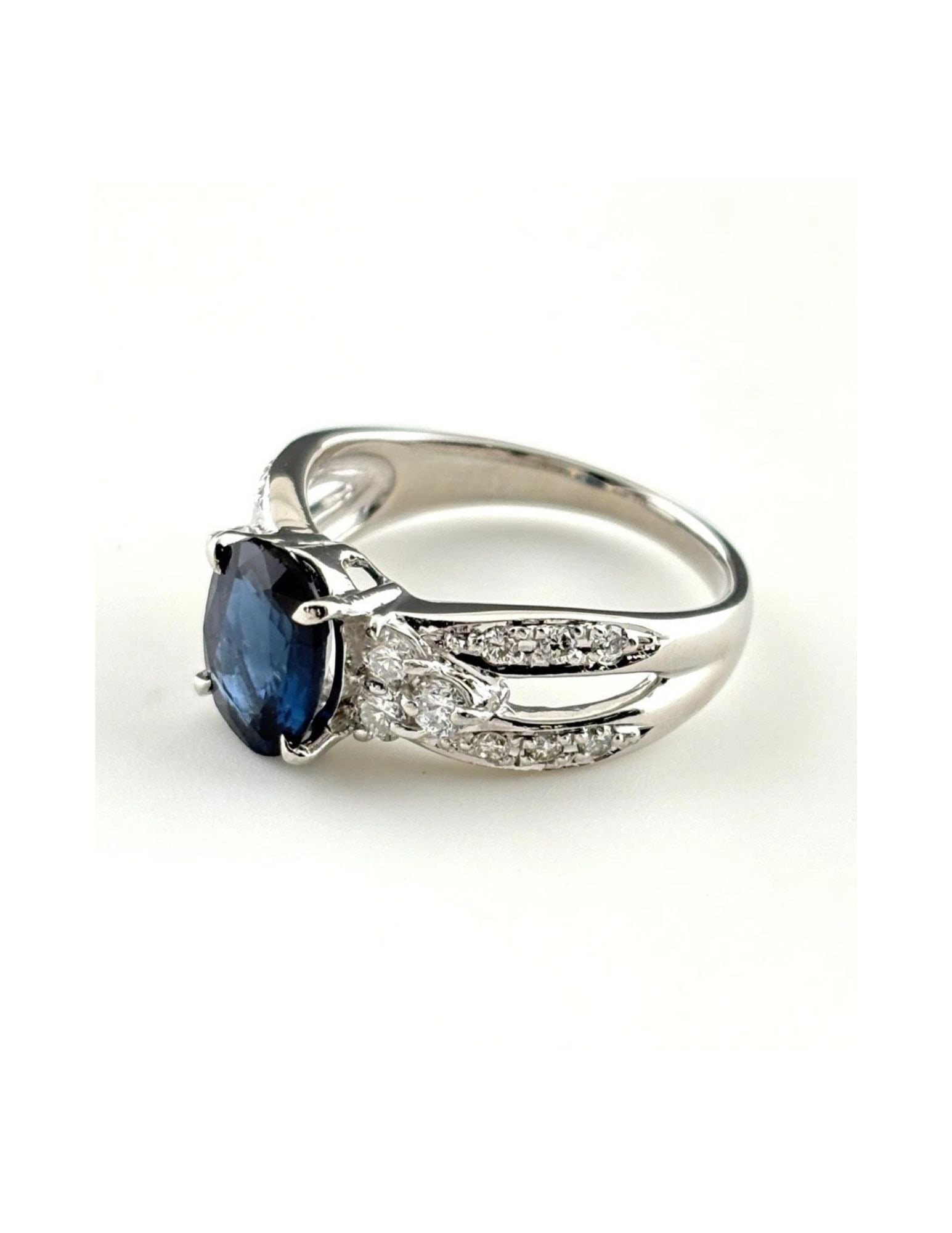 SAPPHIRE DESIGN RING PLATINUM MELEE DIAMOND RING PT900: Sapphire Design Ring Platinum Melee Diamond Ring Pt900 Brand: Unbranded Type/Style: Ring Material: Pt900, Main Stone Sapphire /Secondary Stone:Natural Color: None Size: US6 to 6.5 Accessories: Non