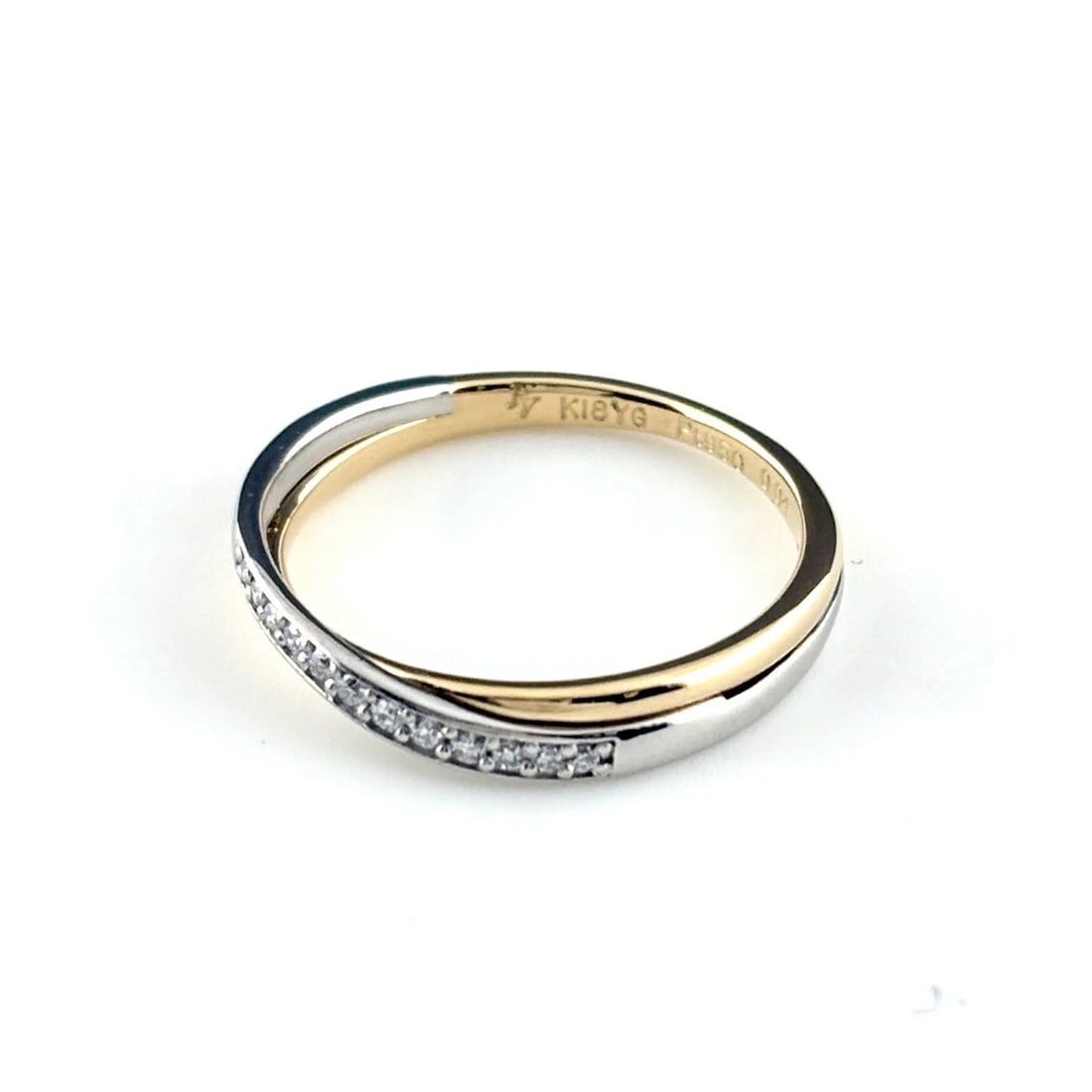 PONTE VECCHIO MELEE DIAMOND RING YG RING 18K: Ponte Vecchio Melee Diamond Ring Yg Ring 18K Brand: Ponte Vecchio Type/Style: Ring Material: 18K YG, Main Stone Natural Color: YG Size: US3.5 to 4 Accessories: None Accessories Notice: Whe