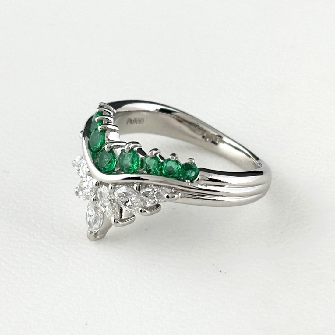EMERALD PLATINUM RING MELEE DIAMOND RING: Emerald Platinum Ring Melee Diamond Ring Brand: Unbranded Type/Style: Ring Material: Pt900, Main Stone Emerald /Secondary Stone:Natural Color: None Size: US7 to 7.5 Accessories: None Accessories