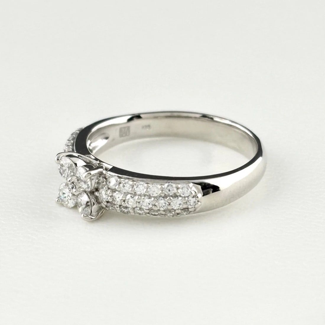 PONTE VECCHIO MELEE DIAMOND RING 18K: Ponte Vecchio Melee Diamond Ring 18K Brand: Ponte Vecchio Type/Style: Ring Material: 18K, Main Stone Natural Color: None Size: US7 to 7.5 Accessories: None Accessories Notice: When purchasing