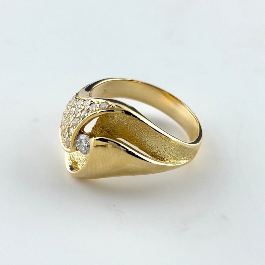 MELEE DIAMOND DESIGN RING YG RING 18K: Melee Diamond Design Ring Yg Ring 18K Brand: Unbranded Type/Style: Ring Material: 18K YG, Main Stone Natural Color: YG Size: US7 to 7.5 Accessories: None Accessories Notice: When purchasing pre-owned