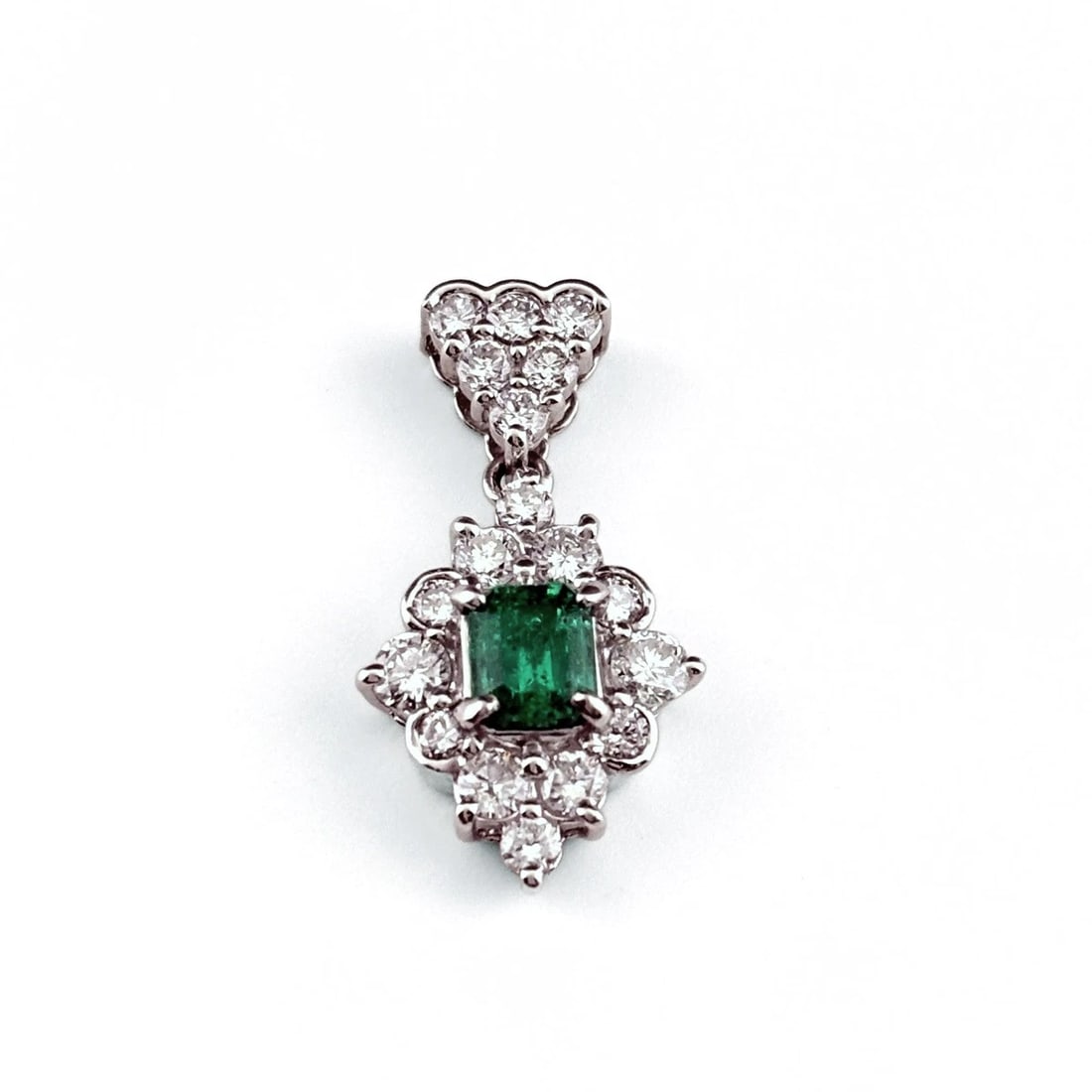 EMERALD PLATINUM MELEE DIAMOND PENDANT HEAD: Emerald Platinum Melee Diamond Pendant Head Brand: Unbranded Type/Style: Pendant Head Material: Pt900, Main Stone Emerald /Secondary Stone:Natural Color: None Size: 19.8x10.6mm(0.8") Accessories:
