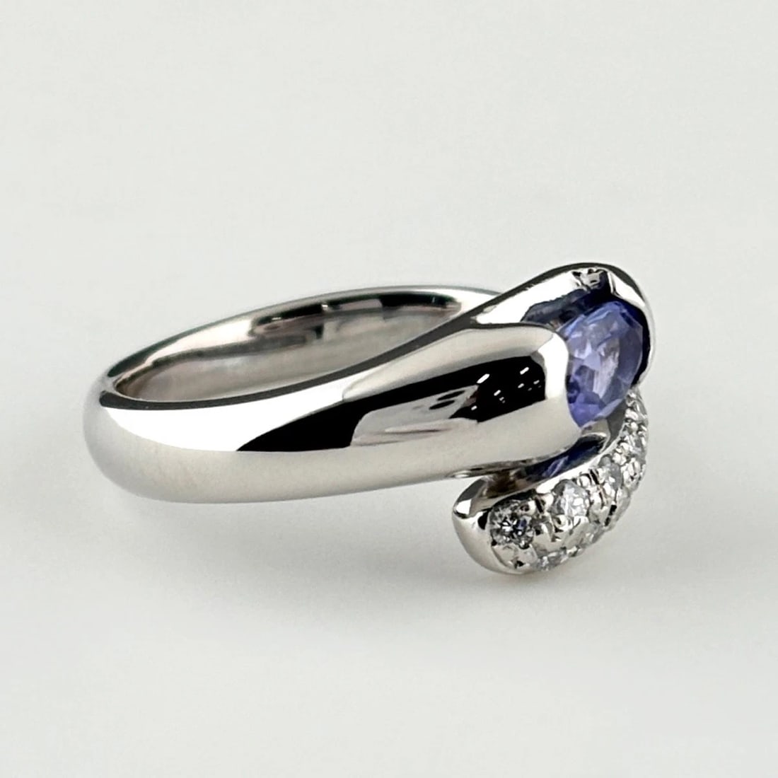 TANZANITE DESIGN RING PLATINUM MELEE DIAMOND RING: Tanzanite Design Ring Platinum Melee Diamond Ring Brand: Unbranded Type/Style: Ring Material: Pt900, Main Stone Tanzanite /Secondary Stone:Natural Color: None Size: US6 Accessories: None A