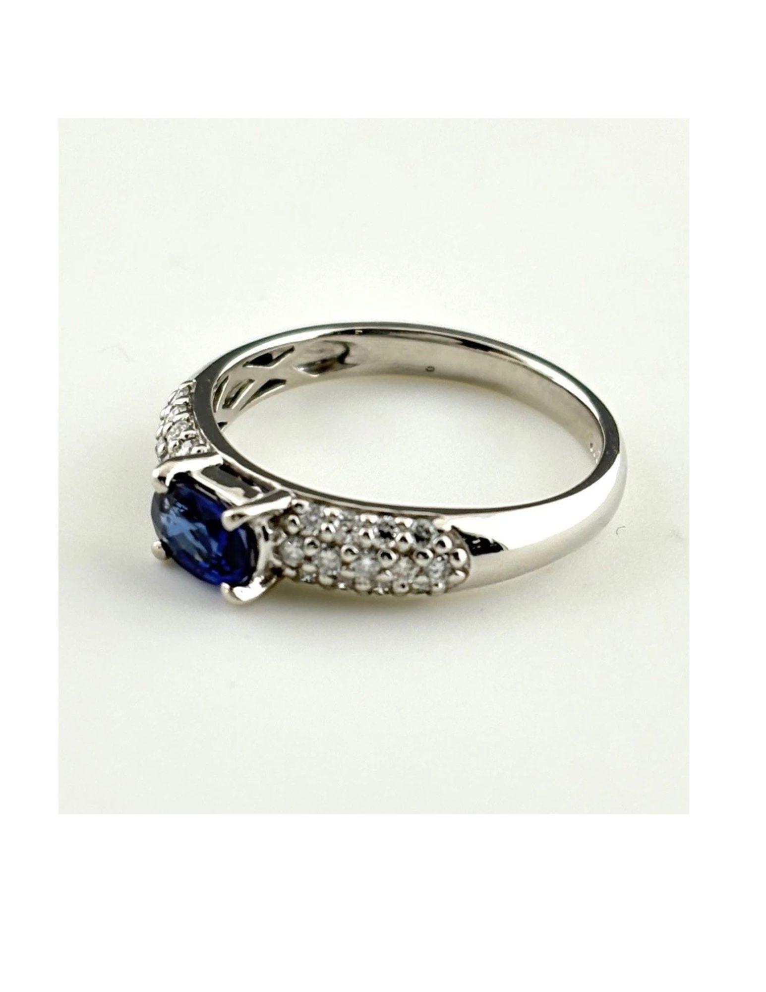 SAPPHIRE DESIGN RING PLATINUM MELEE DIAMOND RING PT900: Sapphire Design Ring Platinum Melee Diamond Ring Pt900 Brand: Unbranded Type/Style: Ring Material: Pt900, Main Stone Sapphire /Secondary Stone:Natural Color: None Size: US6 Accessories: None <