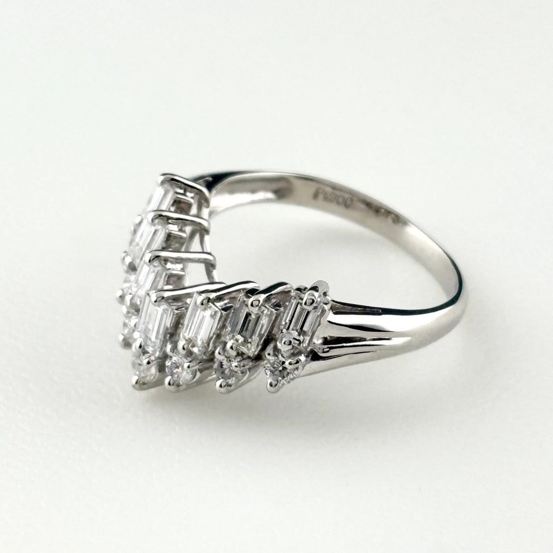 MELEE DIAMOND PLATINUM RING PT900 DIAMOND: Melee Diamond Platinum Ring Pt900 Diamond Brand: Unbranded Type/Style: Ring Material: Pt900, Main Stone Natural Color: None Size: US6 to 6.5 Accessories: None Accessories Notice: When purc