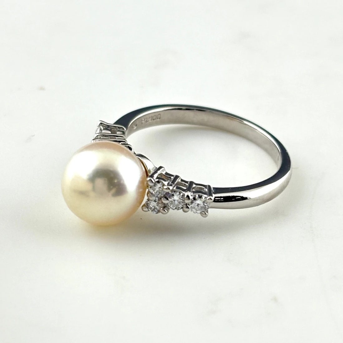 TASAKI PEARL RING PLATINUM MELEE DIAMOND RING: Tasaki Pearl Ring Platinum Melee Diamond Ring Brand: TASAKI Type/Style: Ring Material: Pt900, Main Stone Pearl /Secondary Stone:Natural Color: None Size: US6.5 Accessories: None Accessories Notice: