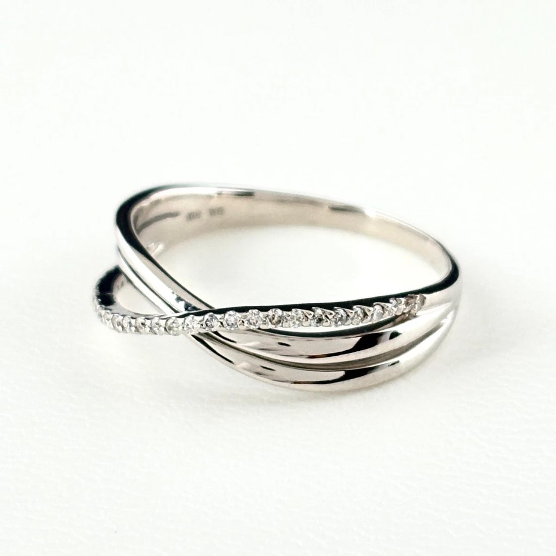 MELEE DIAMOND DESIGN RING WG RING 18K: Melee Diamond Design Ring Wg Ring 18K Brand: Unbranded Type/Style: Ring Material: 18K WG, Main Stone Natural Color: WG Size: US8.5 Accessories: None Accessories Notice: When purchasing pre