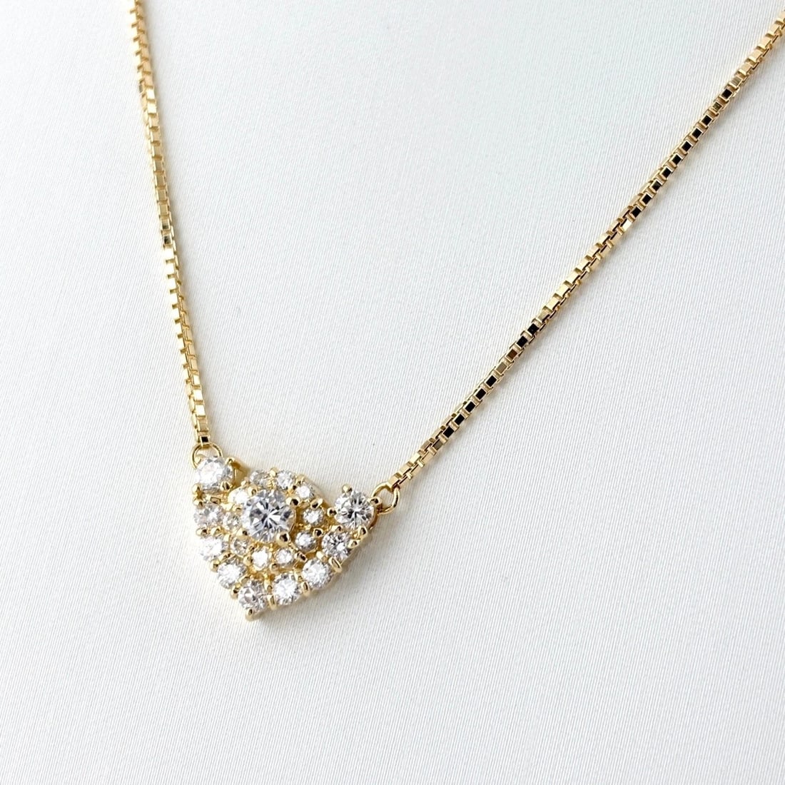 MELEE DIAMOND DESIGN NECKLACE YG PENDANT NECKLACE: Melee Diamond Design Necklace Yg Pendant Necklace Brand: Unbranded Type/Style: Necklace Material: 18K YG, Main Stone Natural Color: YG Size: 10.8x14.1mm(0.4") Accessories: None Accessories Notice:
