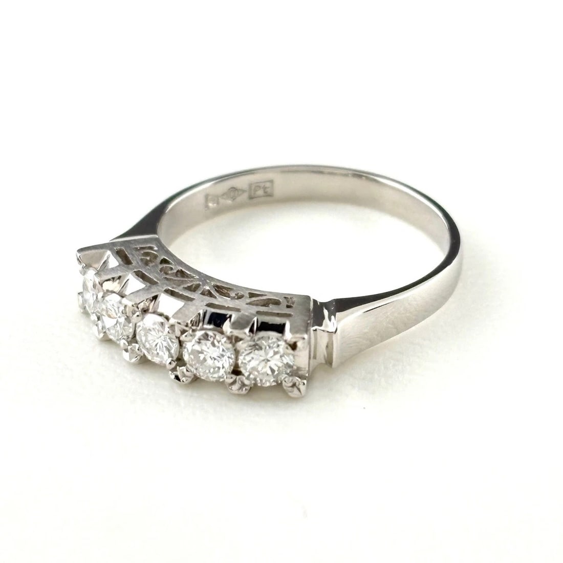 MELEE DIAMOND PLATINUM RING PT900 DIAMOND: Melee Diamond Platinum Ring Pt900 Diamond Brand: Unbranded Type/Style: Ring Material: Pt900, Main Stone Natural Color: None Size: US6.5 to 7 Accessories: None Accessories Notice: When purchasing