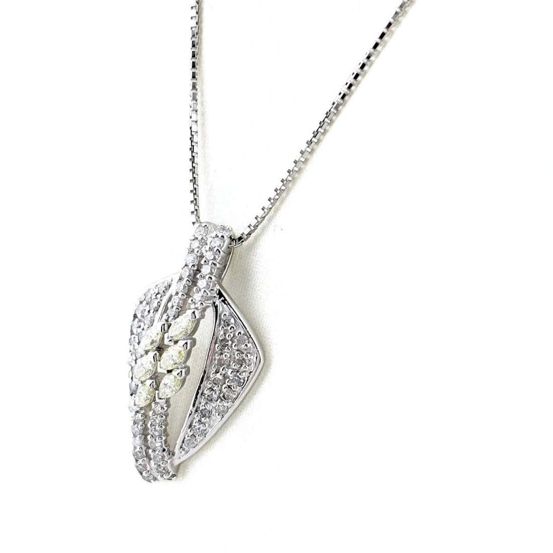 MELEE DIAMOND PLATINUM PENDANT NECKLACE: Melee Diamond Platinum Pendant Necklace Brand: Unbranded Type/Style: Necklace Material: Pt900, Main Stone Natural Color: None Size: 29.8x17.4mm(1.2") Accessories: None Accessories Notice: When