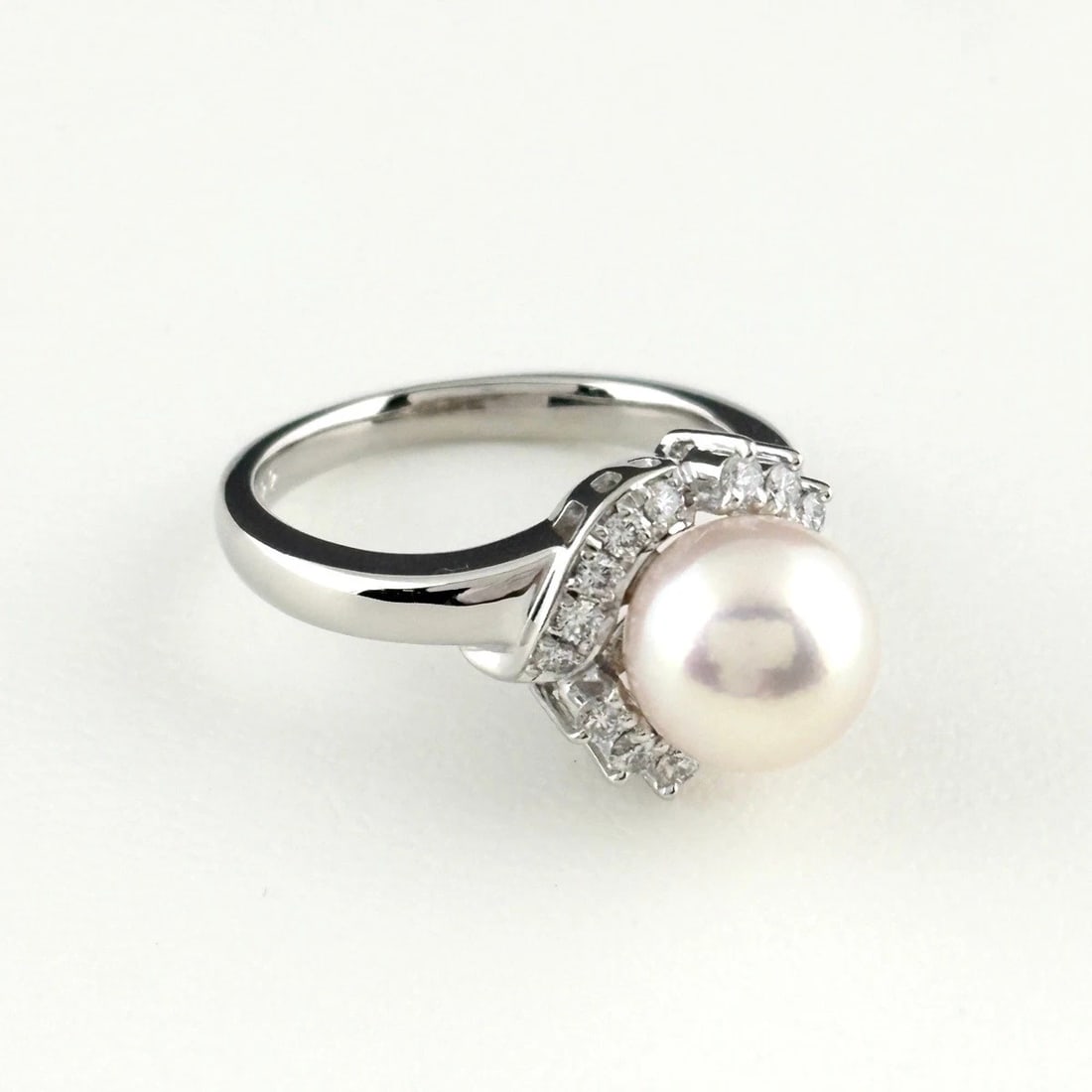 POLA PEARL RING PLATINUM MELEE DIAMOND RING: Pola Pearl Ring Platinum Melee Diamond Ring Brand: POLA Type/Style: Ring Material: Pt900, Main Stone Pearl /Secondary Stone:Natural Color: None Size: US6 Accessories: None Accessories Notice: When