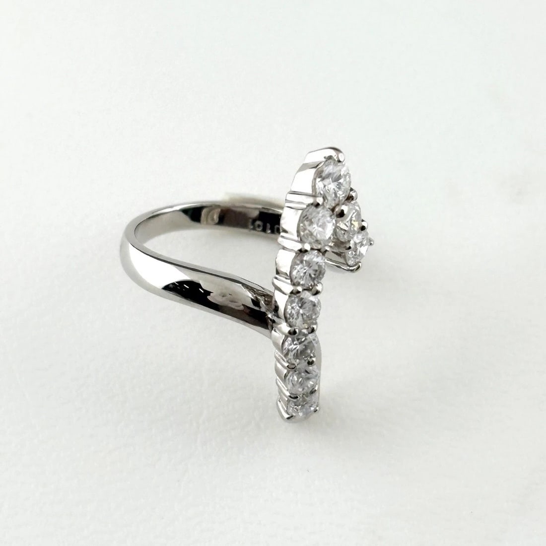 MELEE DIAMOND DESIGN RING PLATINUM RING PT900 DIAMOND: Melee Diamond Design Ring Platinum Ring Pt900 Diamond Brand: Unbranded Type/Style: Ring Material: Pt900, Main Stone Natural Color: None Size: US3.5 to 4 Accessories: None Accessories Notice: When