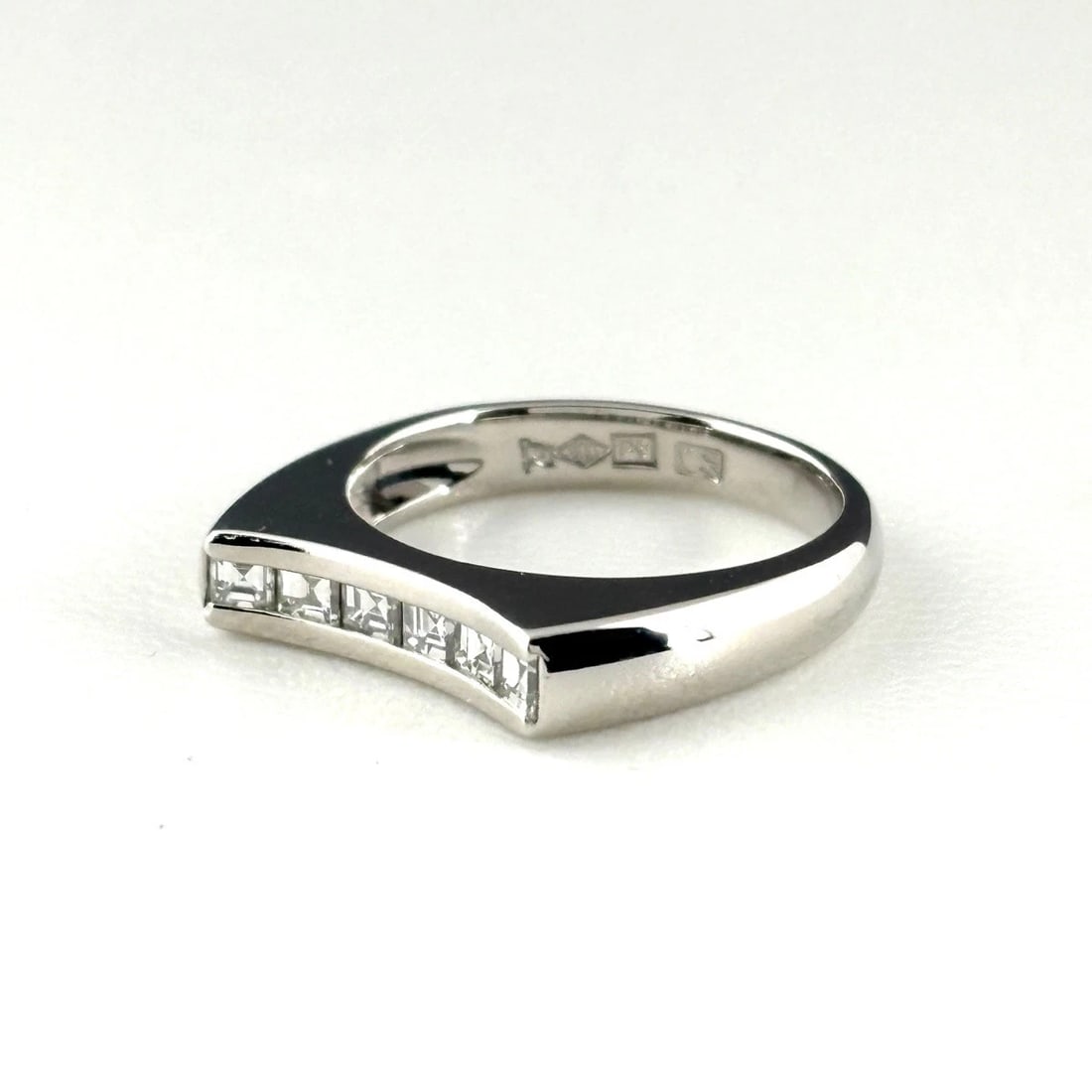 MELEE DIAMOND PLATINUM RING PT900 DIAMOND: Melee Diamond Platinum Ring Pt900 Diamond Brand: Unbranded Type/Style: Ring Material: Pt900, Main Stone Natural Color: None Size: US6.5 Accessories: None Accessories Notice: When purchasing pre-owned