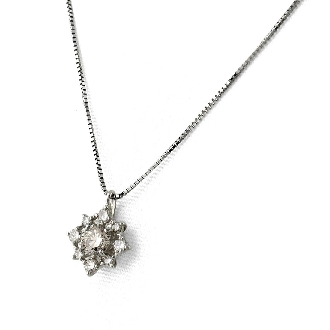 MELEE DIAMOND DESIGN NECKLACE PLATINUM NECKLACE: Melee Diamond Design Necklace Platinum Necklace Brand: Unbranded Type/Style: Necklace Material: Pt900, Main Stone Natural Color: None Size: 14.0x11.4mm(0.6") Accessories: None Accessories Notice: