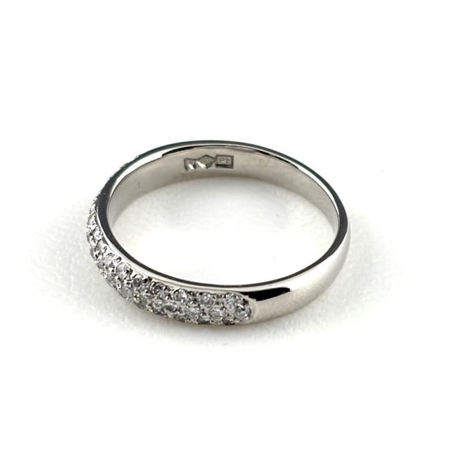 MELEE DIAMOND PLATINUM RINGRING PT1000 DIAMOND: Melee Diamond Platinum Ringring Pt1000 Diamond Brand: Unbranded Type/Style: Ring Material: Pt1000, Main Stone Natural Color: None Size: US6.5 Accessories: None Accessories Notice: When purchasing