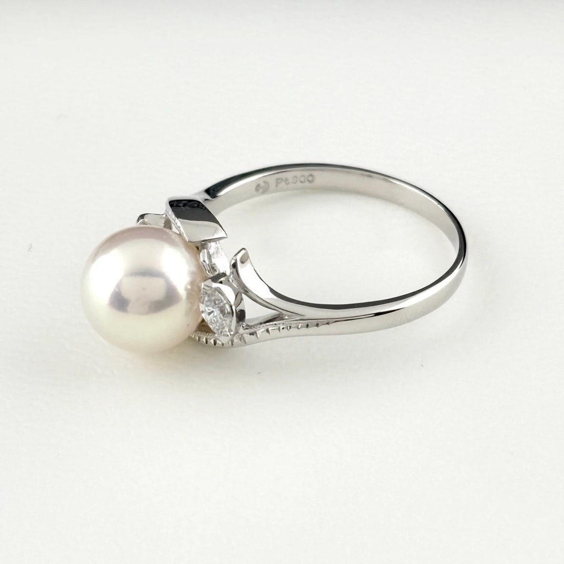 TASAKI PEARL RING PLATINUM MELEE DIAMOND: Tasaki Pearl Ring Platinum Melee Diamond Brand: TASAKI Type/Style: Ring Material: Pt900, Main Stone Pearl /Secondary Stone:Natural Color: None Size: US7 to 7.5 Accessories: None Accessories Notice: