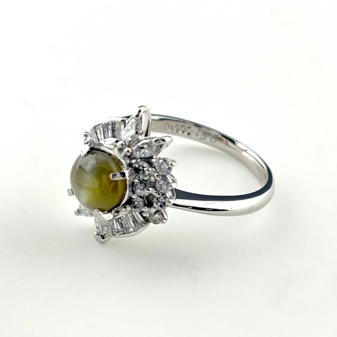 CHRYSOBERYL CAT'S EYE DESIGN RING PLATINUM RING: Chrysoberyl Cat'S Eye Design Ring Platinum Ring Brand: Unbranded Type/Style: Ring Material: Pt900, Main Stone Chrysoberyl /Secondary Stone:Natural Color: None Size: US6 Accessories: None A