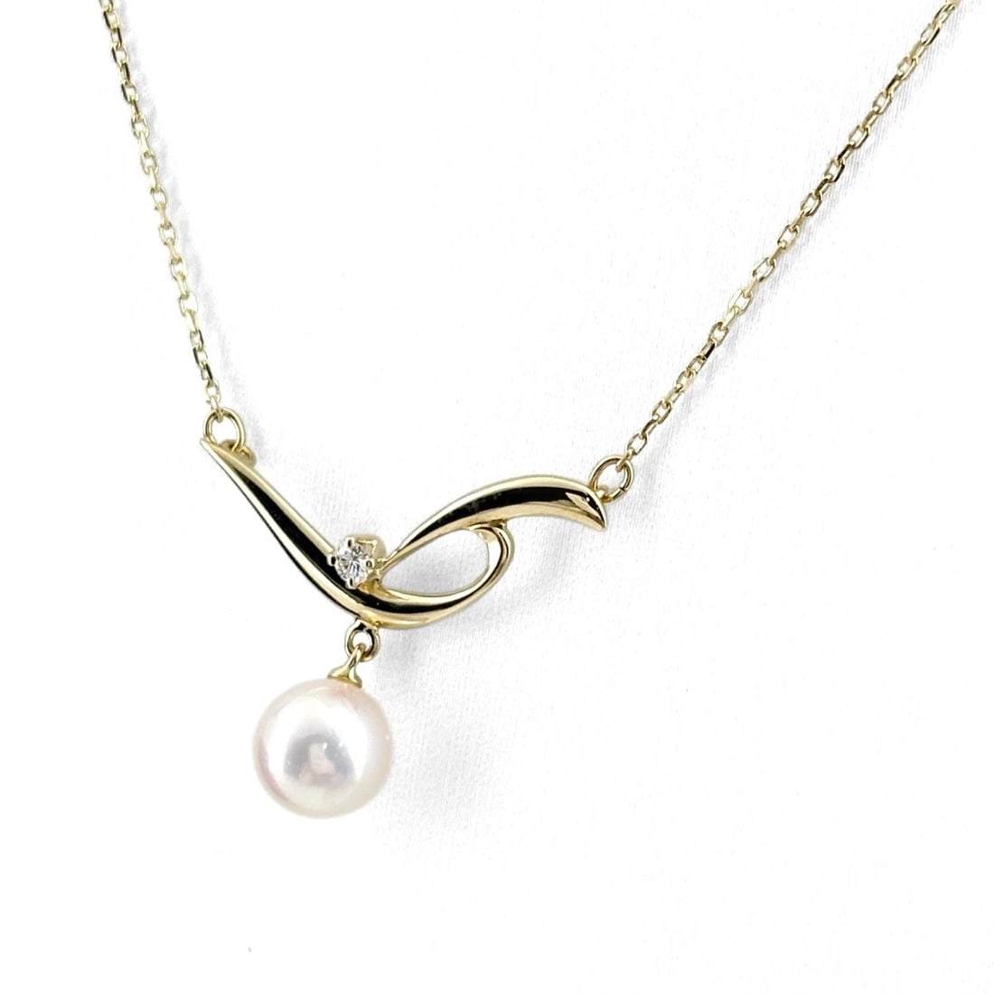 MIKIMOTO PEARL NECKLACE YG MELEE DIAMOND NECKLACE: Mikimoto Pearl Necklace Yg Melee Diamond Necklace Brand: MIKIMOTO Type/Style: Necklace Material: 18K YG, Main Stone Pearl /Secondary Stone:Natural Color: YG Size: 19.6x23.0mm(0.8") Accessories: No