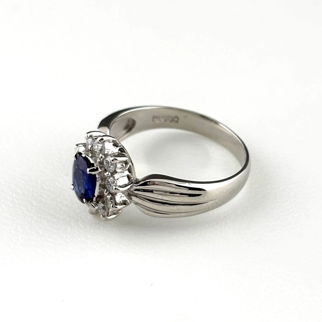 SAPPHIRE PLATINUM RING MELEE DIAMOND RING PT900: Sapphire Platinum Ring Melee Diamond Ring Pt900 Brand: Unbranded Type/Style: Ring Material: Pt900, Main Stone Sapphire /Secondary Stone:Natural Color: None Size: US6 Accessories: None Accessories