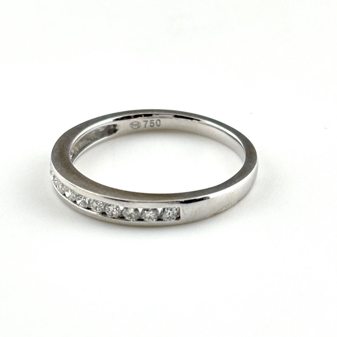 MELEE DIAMOND DESIGN RING 750: Melee Diamond Design Ring 750 Brand: Unbranded Type/Style: Ring Material: 750, Main Stone Natural Color: None Size: US6.5 to 7 Accessories: None Accessories Notice: When purchasing pre-owned goods,