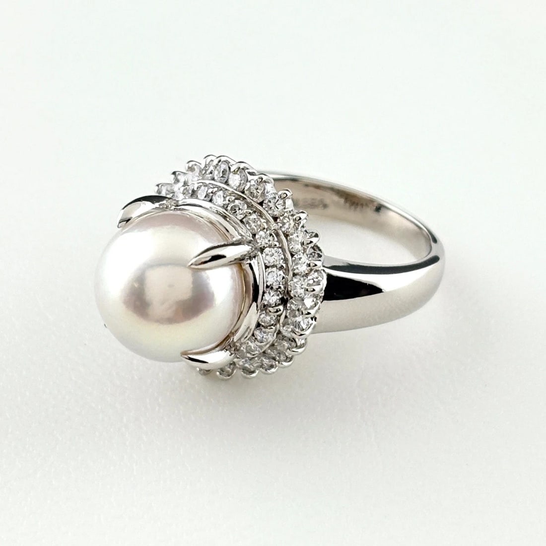 PEARL PLATINUM RING MELEE DIAMOND RING PT850: Pearl Platinum Ring Melee Diamond Ring Pt850 Brand: Unbranded Type/Style: Ring Material: Pt850, Main Stone Pearl /Secondary Stone:Natural Color: None Size: US5 Accessories: None Accessories Notice: