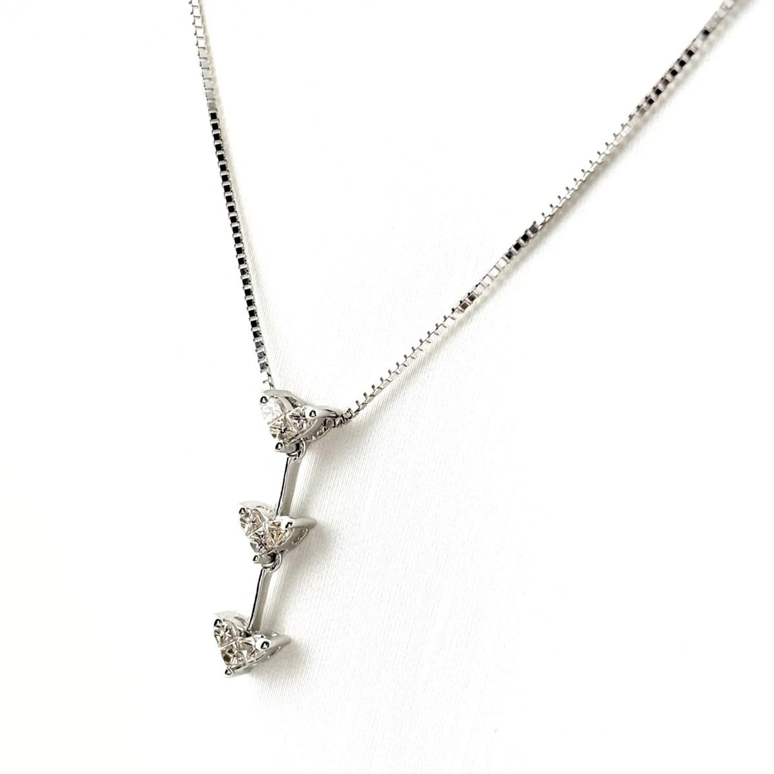 MELEE DIAMOND DESIGN NECKLACE WG PENDANT NECKLACE: Melee Diamond Design Necklace Wg Pendant Necklace Brand: Unbranded Type/Style: Necklace Material: 18K WG, Main Stone Natural Color: WG Size: 20.9x5.5mm(0.8") Accessories: None Accessories Notice: