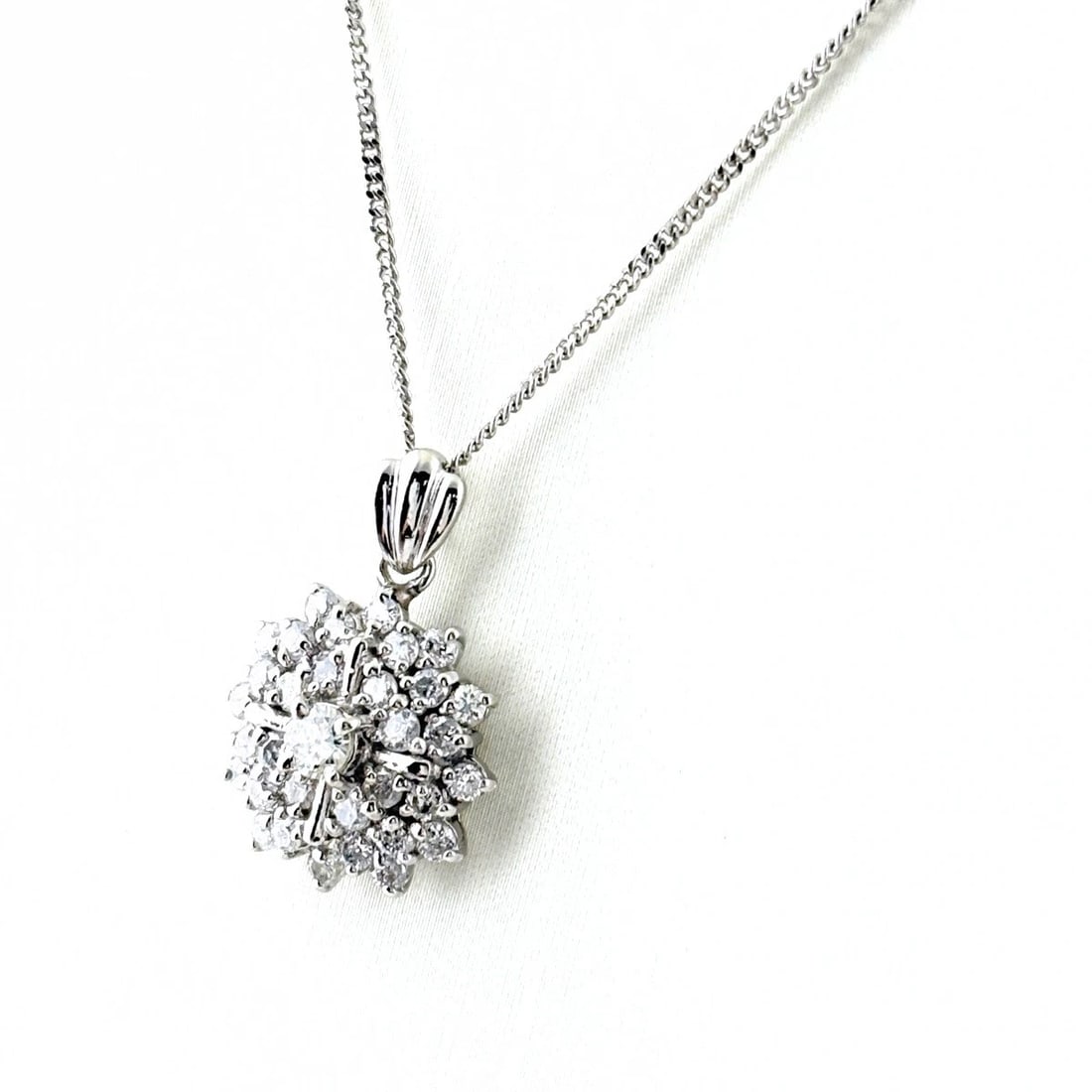 MELEE DIAMOND PLATINUM PENDANT NECKLACE DIAMOND: Melee Diamond Platinum Pendant Necklace Diamond Brand: Unbranded Type/Style: Necklace Material: Pt850, Main Stone Natural Color: None Size: 21.5x14.9mm(0.8") Accessories: None Accessories Notice: