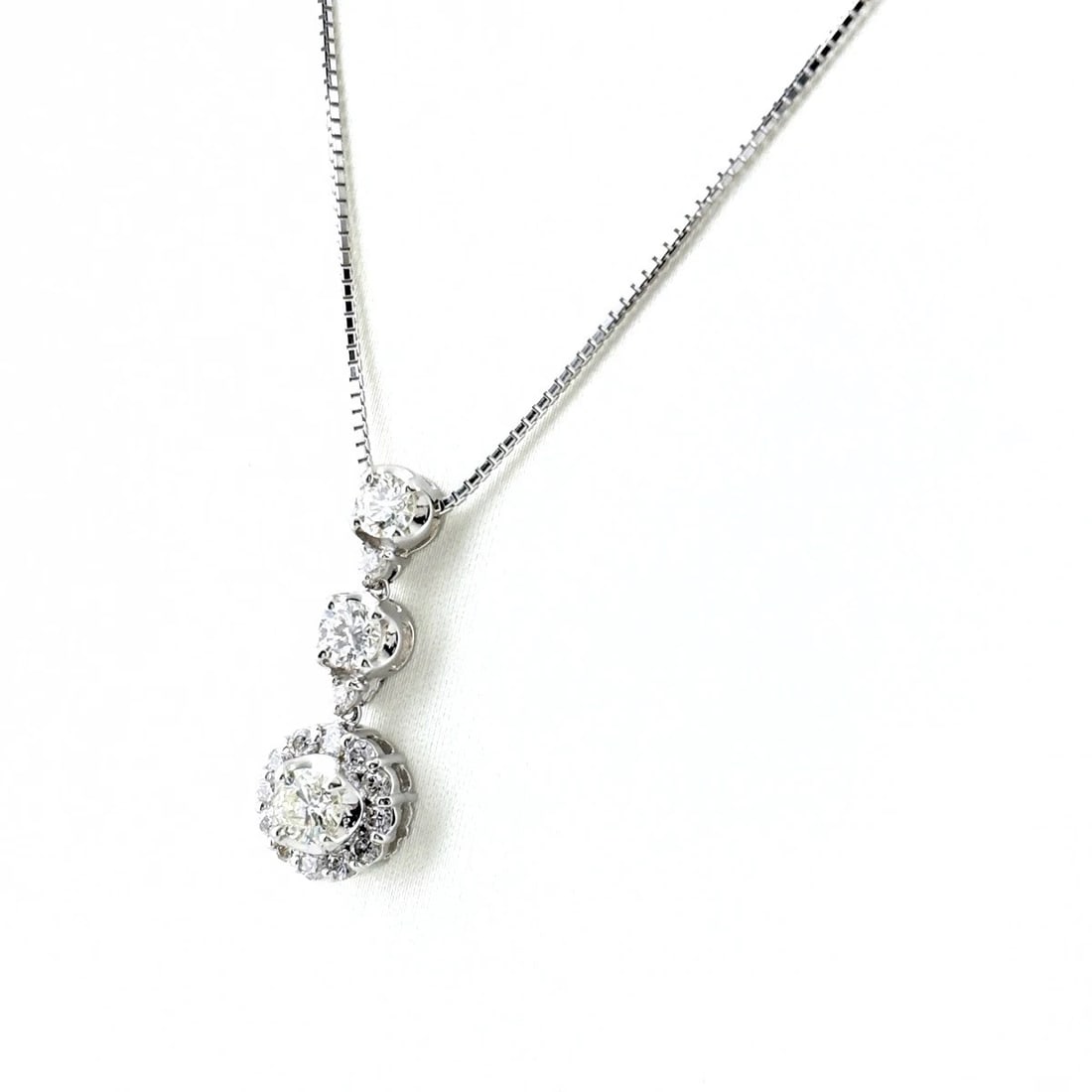 MELEE DIAMOND WG PENDANT NECKLACE 18K: Melee Diamond Wg Pendant Necklace 18K Brand: Unbranded Type/Style: Necklace Material: 18K WG, Main Stone Natural Color: WG Size: 23.0x8.7mm(0.9") Accessories: None Accessories Notice: When purchasing