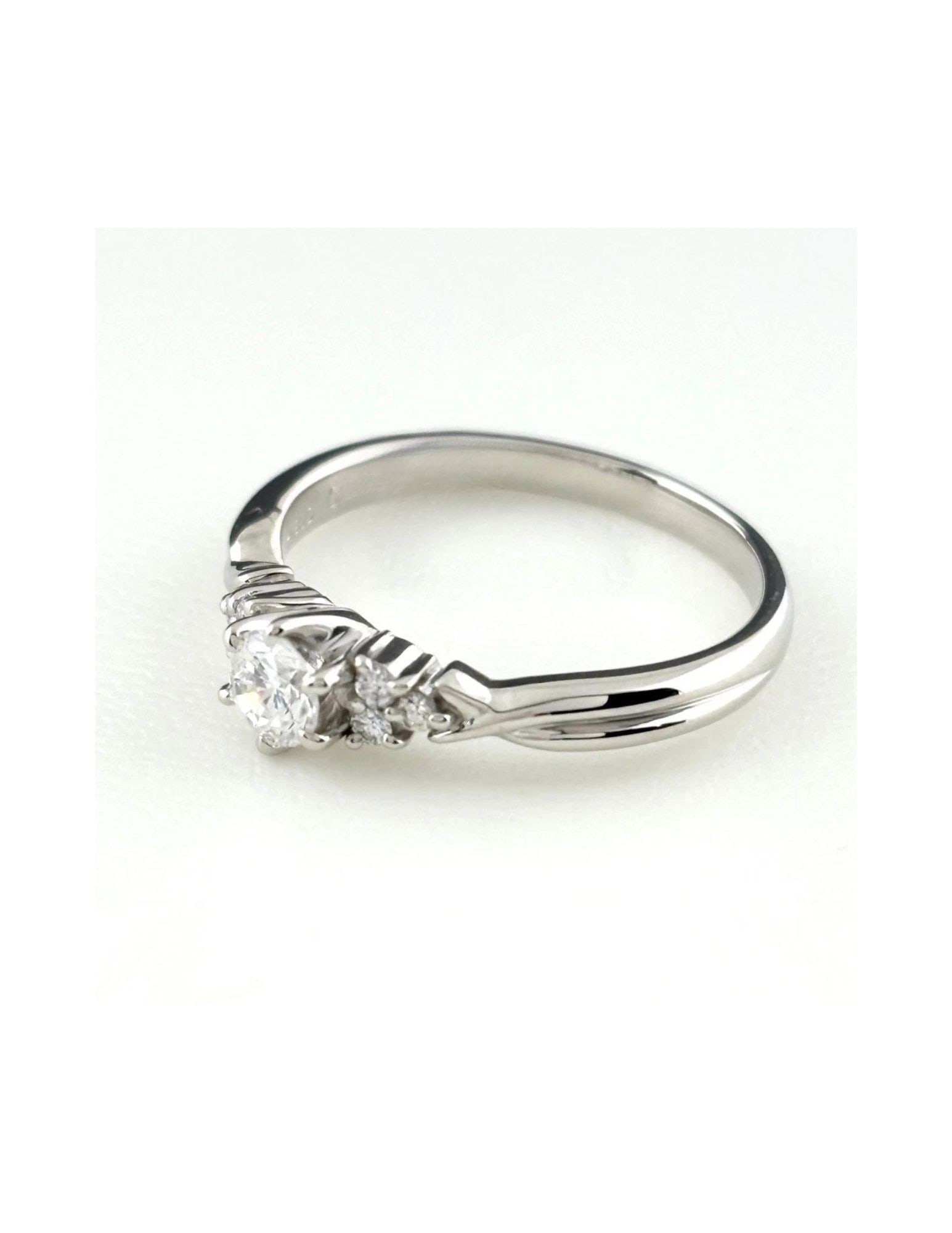 DIAMOND DESIGN RING PLATINUM MELEE DIAMOND RING PT900: Diamond Design Ring Platinum Melee Diamond Ring Pt900 Brand: Unbranded Type/Style: Ring Material: Pt900, Main Stone Natural Color: None Size: US6.5 to 7 Accessories: None Accessories Notice: When