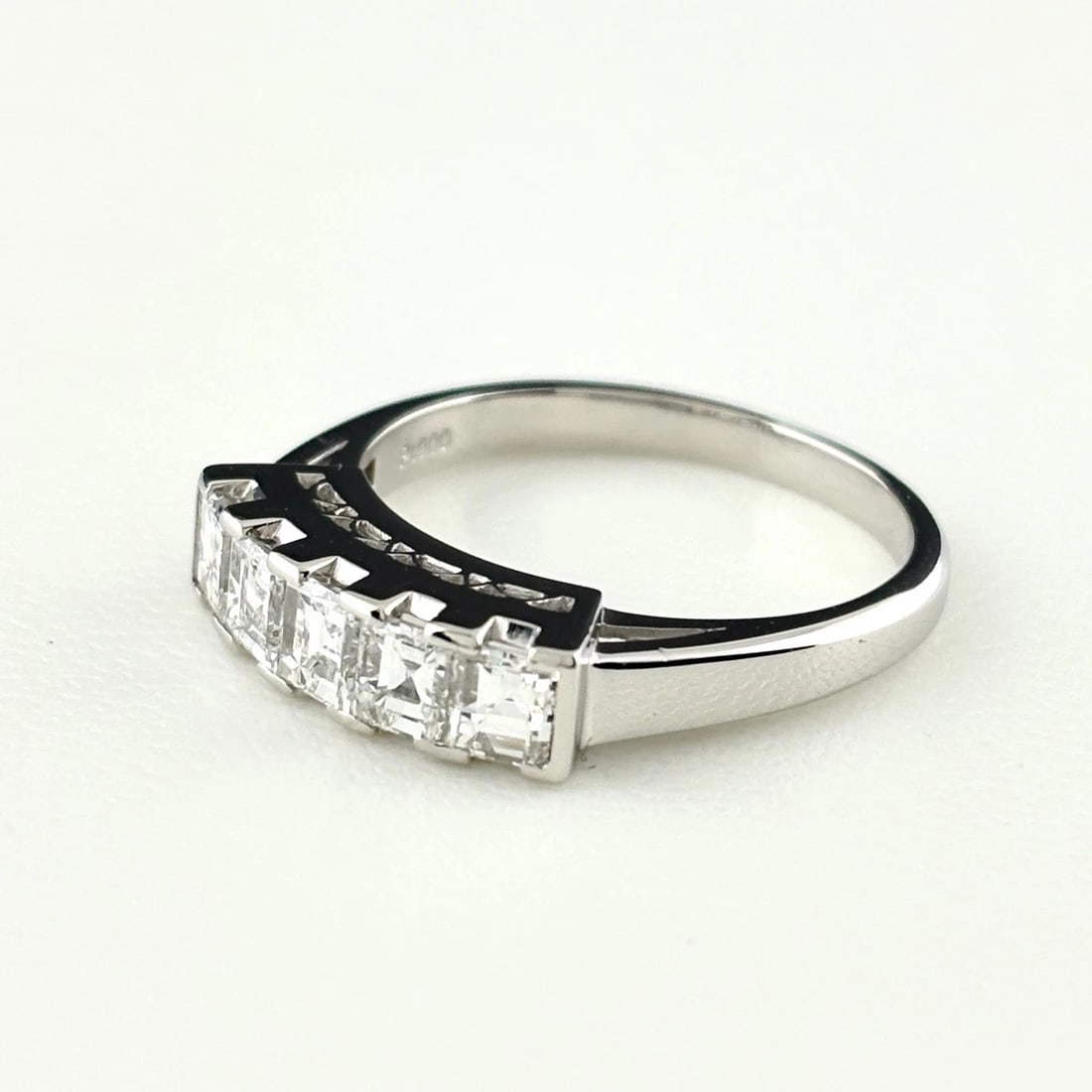 MELEE DIAMOND DESIGN RING PLATINUM RING PT900: Melee Diamond Design Ring Platinum Ring Pt900 Brand: Unbranded Type/Style: Ring Material: Pt900, Main Stone Natural Color: None Size: US8 Accessories: None Accessories Notice: When purchasing