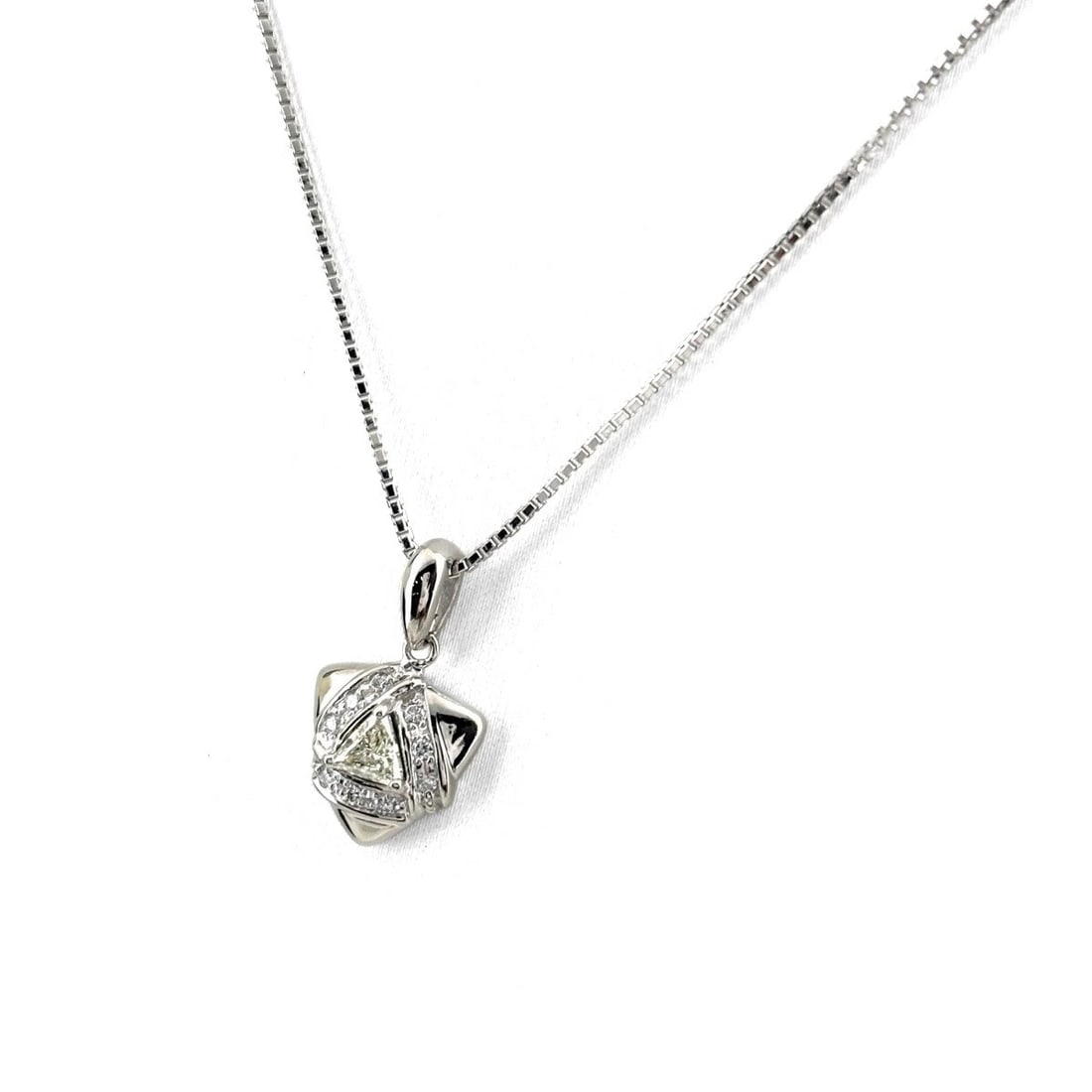 DIAMOND PLATINUM PENDANT MELEE DIAMOND NECKLACE: Diamond Platinum Pendant Melee Diamond Necklace Brand: Unbranded Type/Style: Necklace Material: Pt900, Main Stone Natural Color: None Size: 18.1x10.6mm(0.7") Accessories: None Accessories Notice: