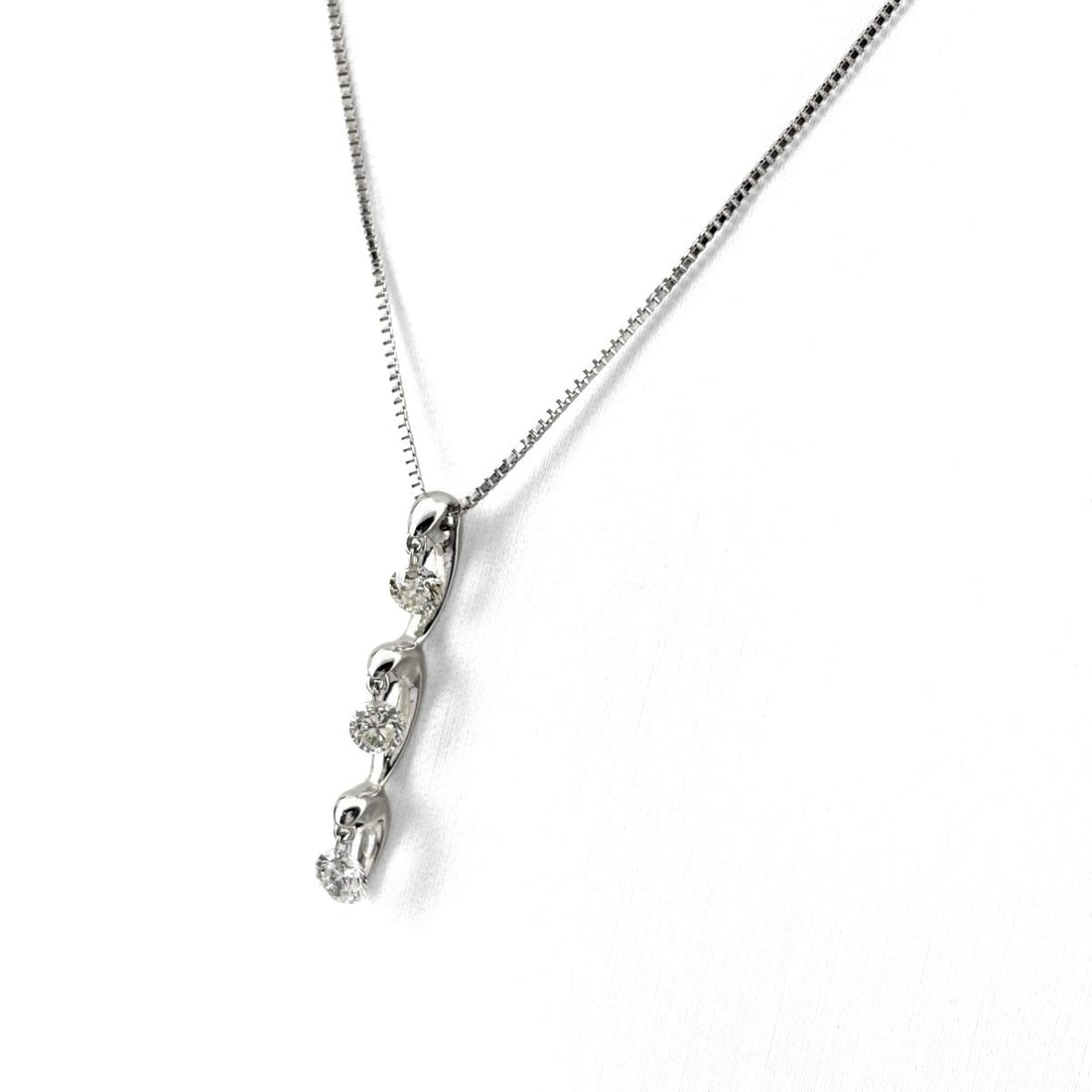 MELEE DIAMOND WG PENDANT NECKLACE 18K: Melee Diamond Wg Pendant Necklace 18K Brand: Unbranded Type/Style: Necklace Material: 18K WG, Main Stone Natural Color: WG Size: 26.1x3.6mm(1.0") Accessories: None Accessories Notice: When purchasing