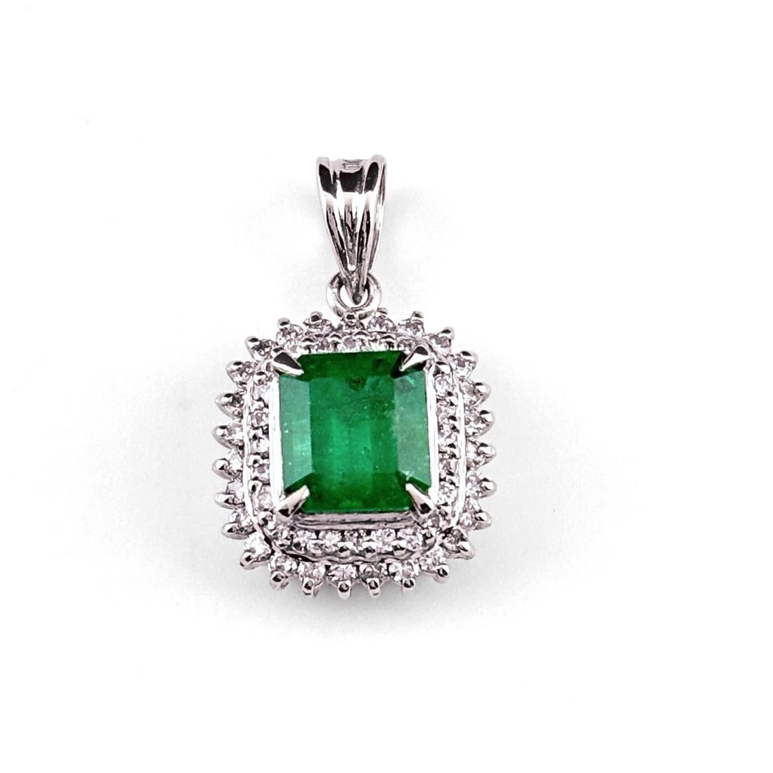 EMERALD DESIGN PENDANT HEAD PLATINUM MELEE DIAMOND: Emerald Design Pendant Head Platinum Melee Diamond Brand: Unbranded Type/Style: Pendant Head Material: Pt900, Main Stone Emerald /Secondary Stone:Natural Color: None Size: 19.1x11.6mm(0.8")