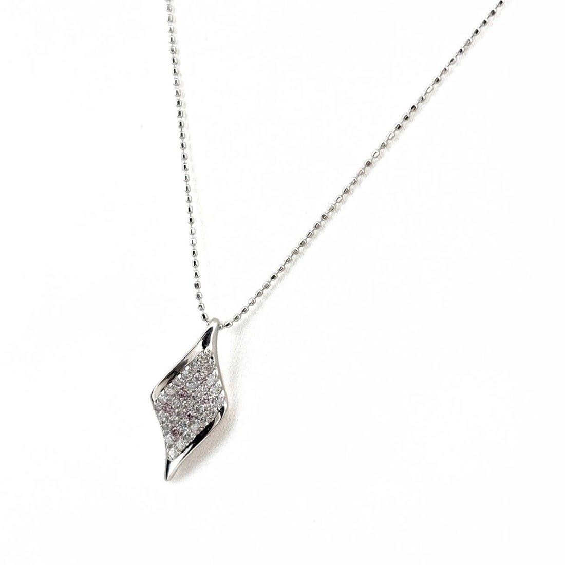 MELEE DIAMOND DESIGN NECKLACE WG PENDANT MELEE DIAMOND: Melee Diamond Design Necklace Wg Pendant Melee Diamond Brand: Unbranded Type/Style: Necklace Material: 18K WG, Main Stone Natural Color: WG Size: 21.2x9.2mm(0.8") Accessories: None Accessories